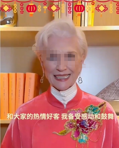 马斯克母亲穿唐装拜年：点赞中国文化和热情好客